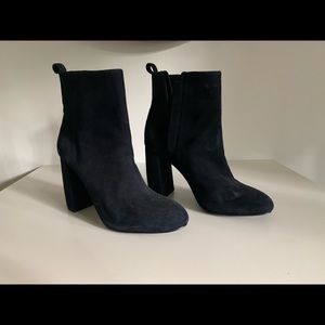 & Other Stories suede booties. Dark blue-black.